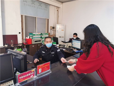 战疫情 保畅安 双牌交警学雷锋精神，为民服务当先锋